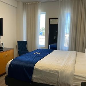 Zimmer mit Kingsize-Bett